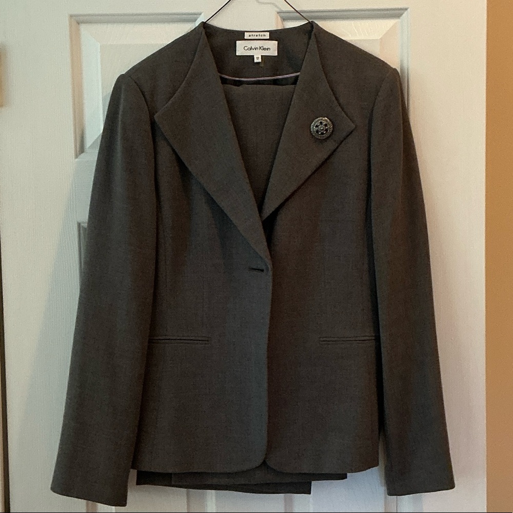 Calvin Klein Women's Charcoal Gray Tailored Blazer with Decorative Brooch